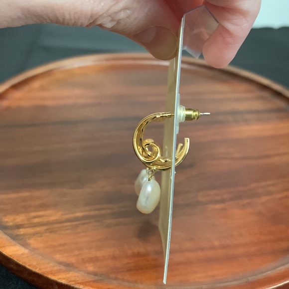 NWT Amanda Blu pearl huggie earrings - Picture 3 of 3